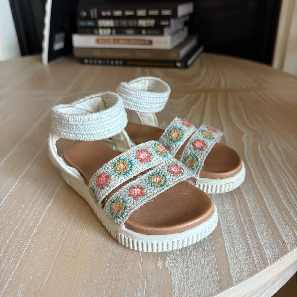 Mia|Baby girl, toddler off white Embroidered floral sandals in boho style•••8 - Picture 2 of 9